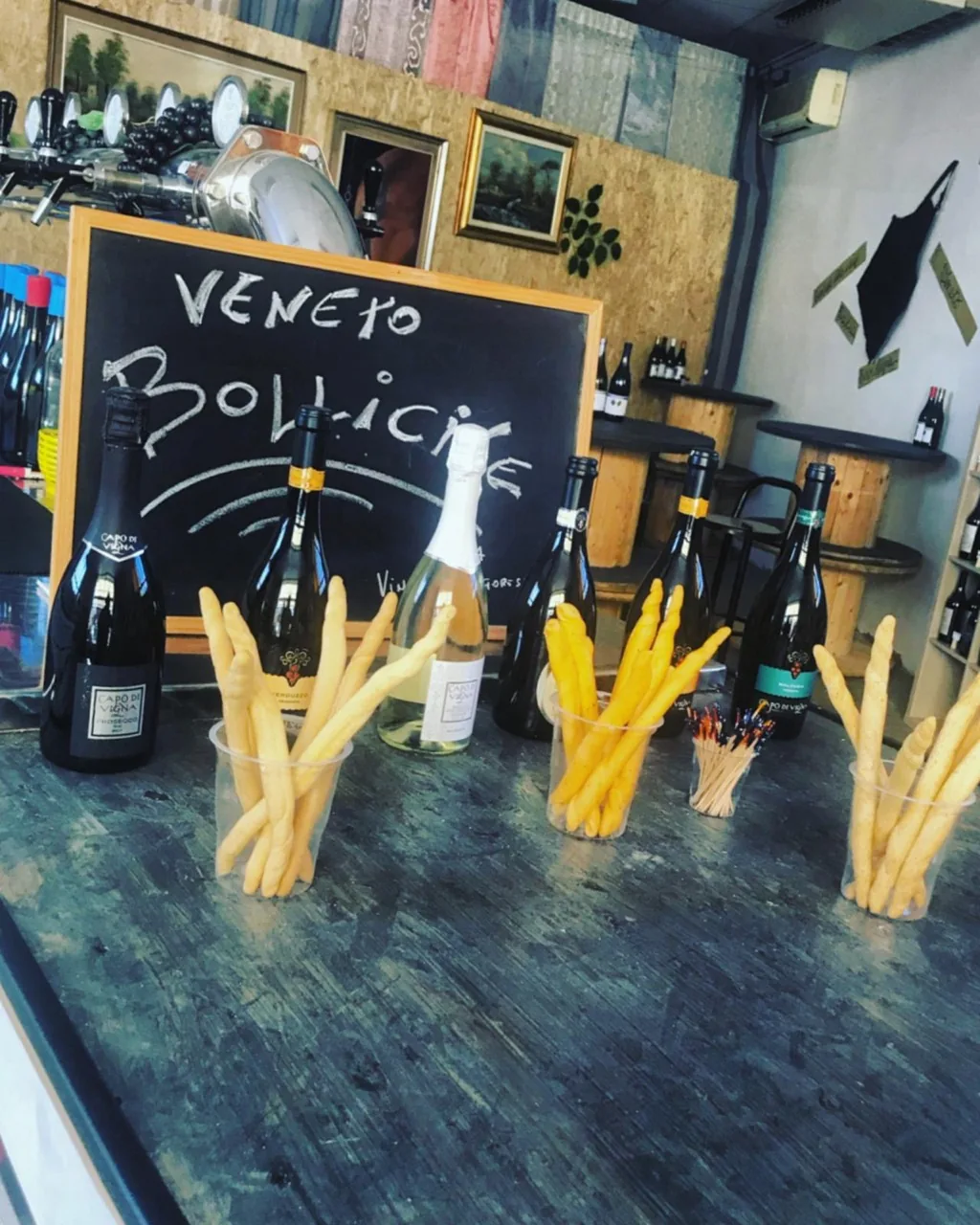 Bollicine e grissini pronti per un brindisi