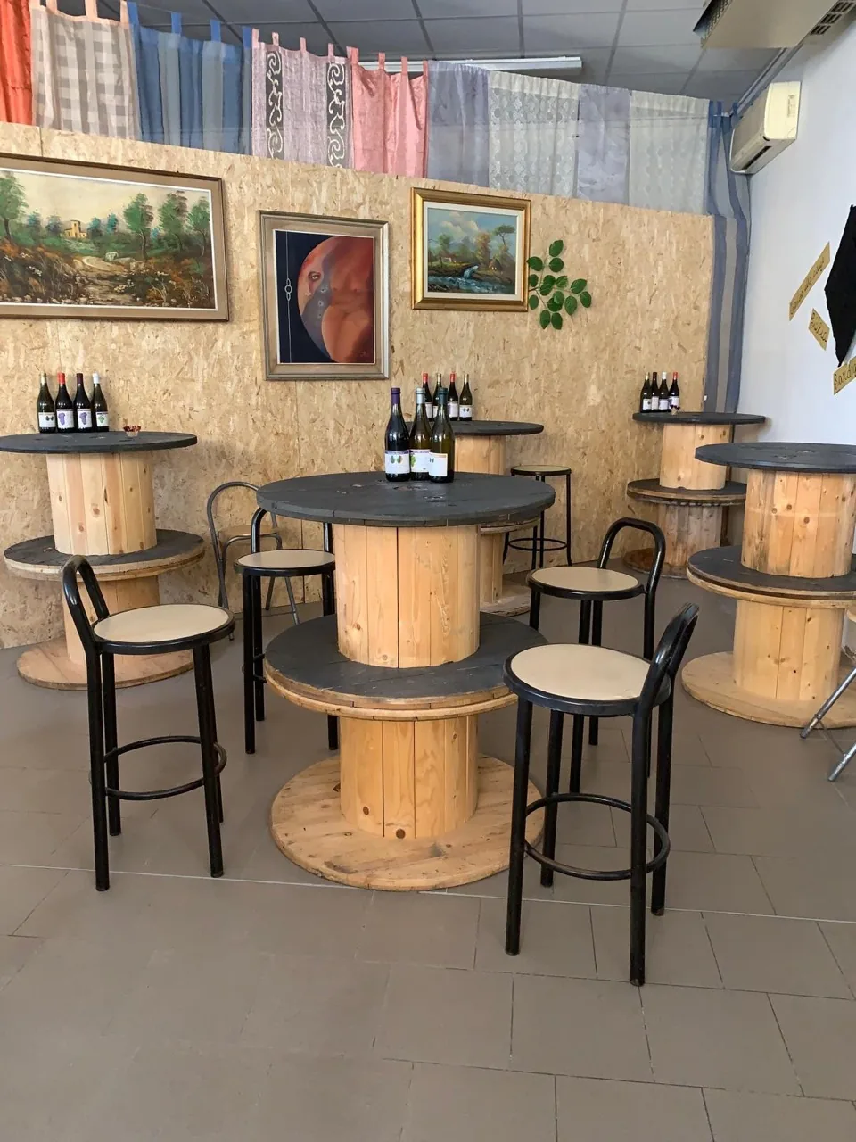 L'interno della Vineria Codigorese, enoteca a Codigoro
