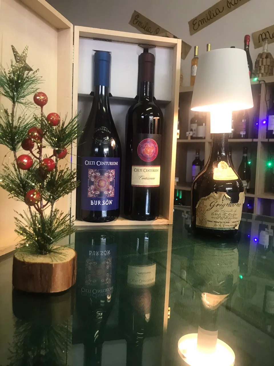 Bottiglie della selezione rossa in enoteca