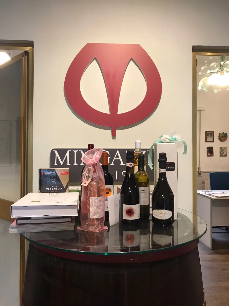 Etichette selezionate esposte in enoteca