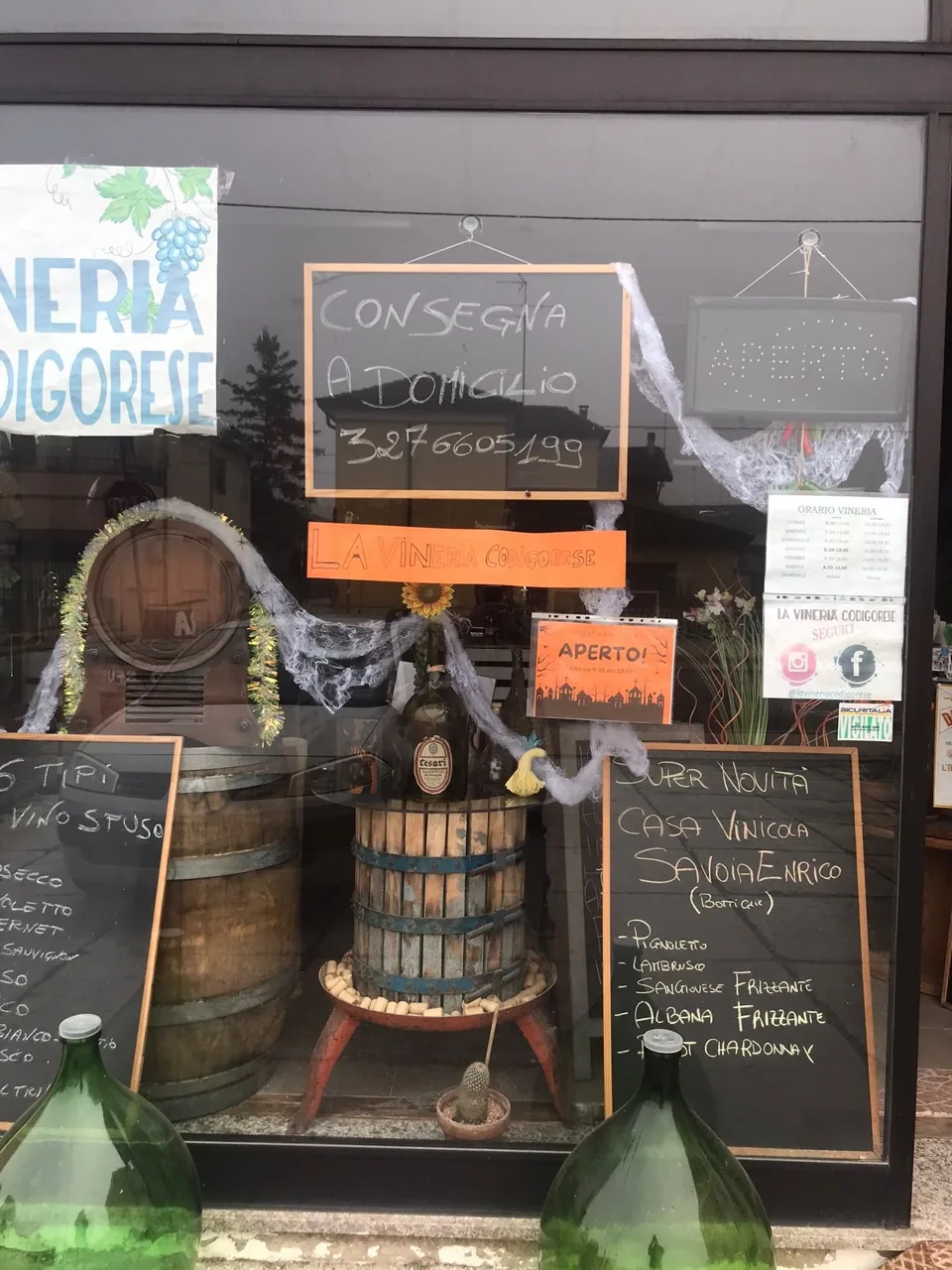 La vetrina della Vineria con informazioni sul servizio di consegna